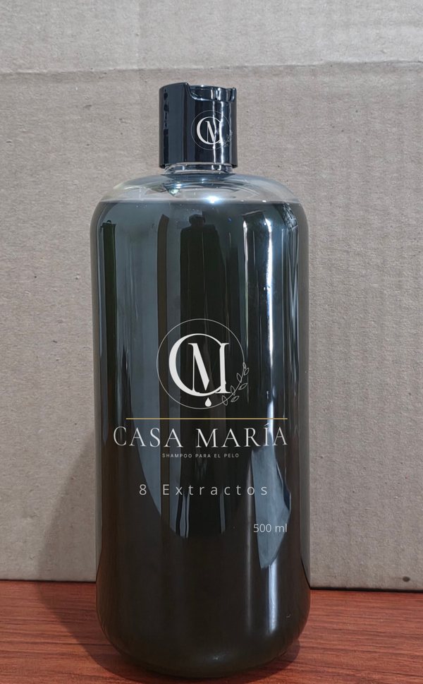 Botella de 1 litro del Shampoo Casa María 8 Extractos, con el monograma y el nombre impresos en blanco sobre el envase oscuro.